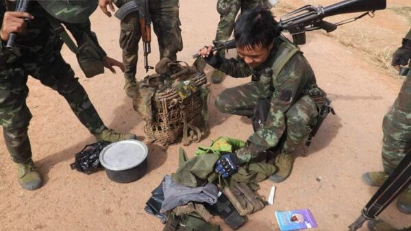 (ကရင်နီပူး​ပေါင်းတပ်များသိမ်းဆည်းရရှိ​သော စစ်တပ်အသုံးအ​ဆောင်ပစ္စည်းအချို့နှင့် ကရင်နီ​တော်လှန်​ရေးတပ်ဖွဲ့ဝင်များ ။ ။ဓါတ်ပုံ-KNDF-B2)