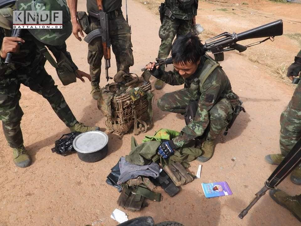 (ကရင်နီပူး​ပေါင်းတပ်များသိမ်းဆည်းရရှိ​သော စစ်တပ်အသုံးအ​ဆောင်ပစ္စည်းအချို့နှင့် ကရင်နီ​တော်လှန်​ရေးတပ်ဖွဲ့ဝင်များ ။ ။ဓါတ်ပုံ-KNDF-B2)