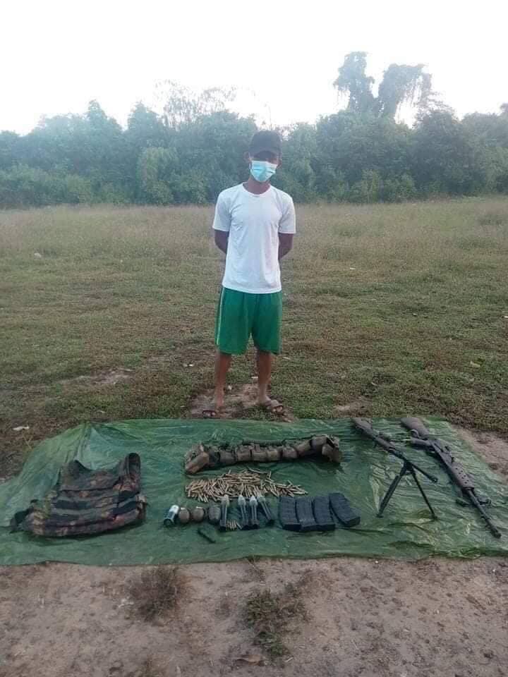 (သေနတ် ၂ လက်ဖြင့်CDMပြုလုပ်သောစစ်သားကို နဂါးနီစစ်ကြောင်းတပ်ခွဲ (၂) ကNUGကိုယ်စားဂုဏ်ပြုငွေပေးအပ်စဥ်။ ဓါတ်ပုံ-နဂါနီစစ်ကြောင်း)