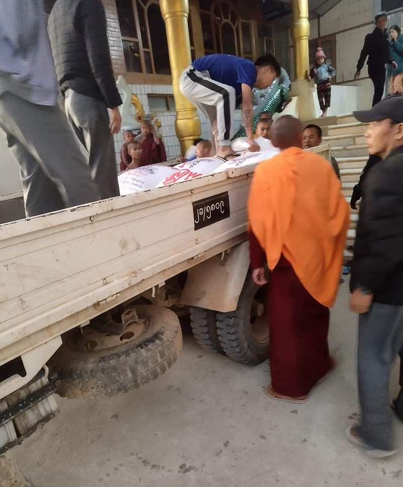 (မန်လုံဒေသခံများ ဘုန်းတော်ကြီးကျောင်းသို့ တိမ်းရှောင်လာစဥ်၊ ဓာတ်ပုံ - CJ/Shwe Phee Myay News Agency)