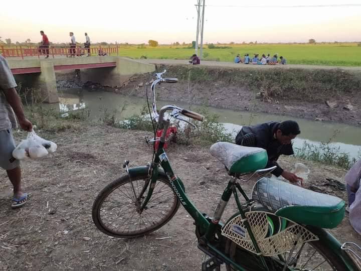 မီးရှို့ခံရသည့်ကျေးရွာများအား လှူဒါန်းပေးနေစဥ်၊ ဓာတ်ပုံ-KURDAF