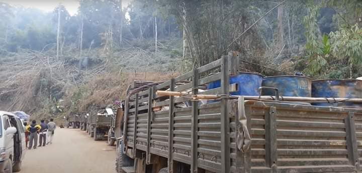 (ထားဝယ်-ထီးခီးလမ်းပိုင်းတွင် တိုက်ခိုက်ခံရ၍ ရှေ့ဆက်မသွားနိုင်ဘဲ ရပ်ထားရသော စစ်ကောင်စီတပ် ကားများ၊ ဓာတ်ပုံ - CJ)ပုံအဟောင်းကို အသုံးပြုထားပါသည်။)