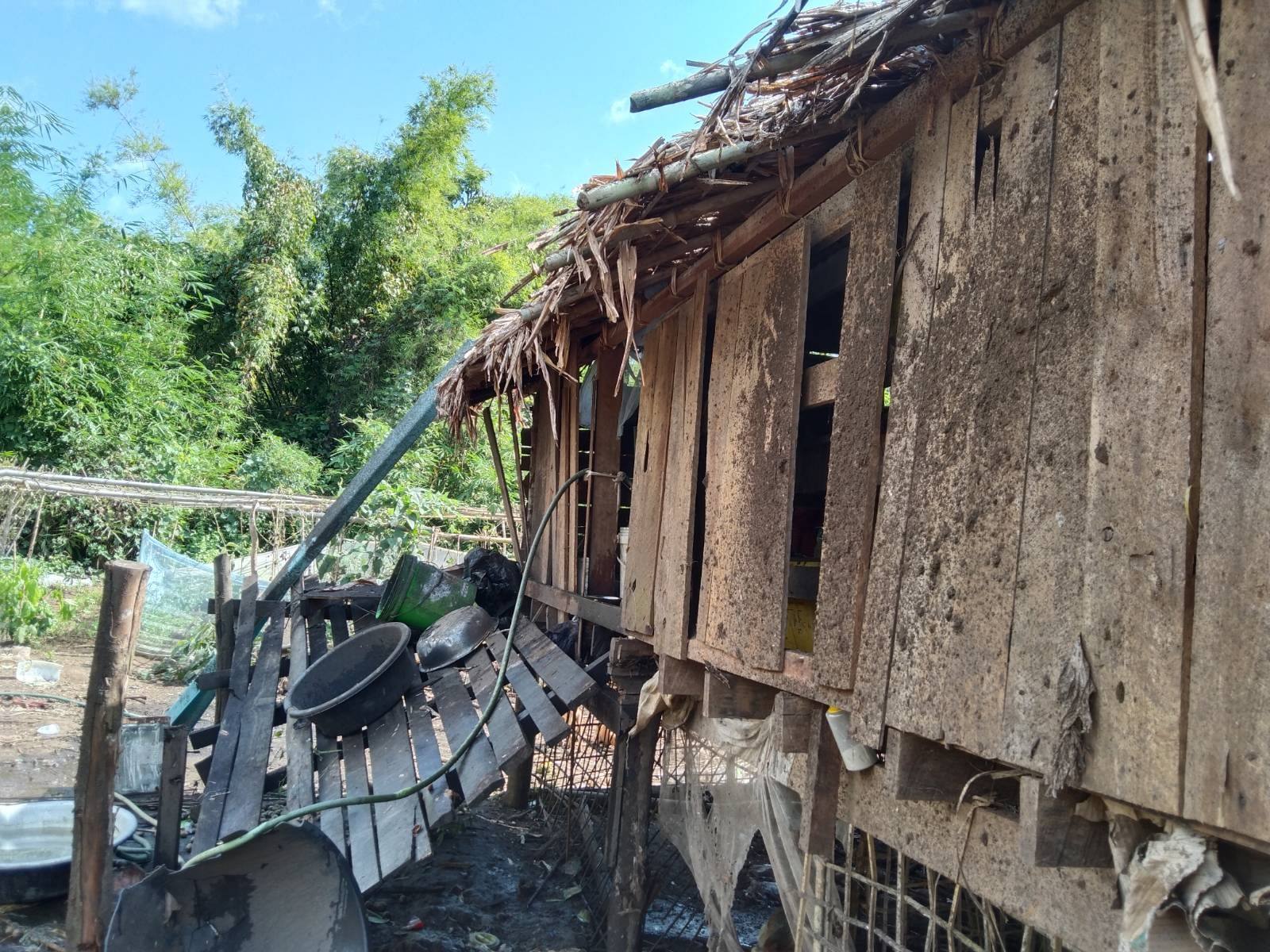 စစ်ကောင်စီတပ် ပစ်ခတ်မှုကြောင့် နေအိမ်များပျက်စီးနေစဥ်၊ ဓာတ်ပုံ - KNU