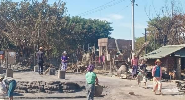 (မီးရှို့ဖျက်ဆီးခံရသော ကျေးရွာတစ်ရွာအား တွေ့ရစဥ်၊ ဓာတ်ပုံ-ဒီပဲယင်းမြို့နယ် ညီနောင်များအဖွဲ့)