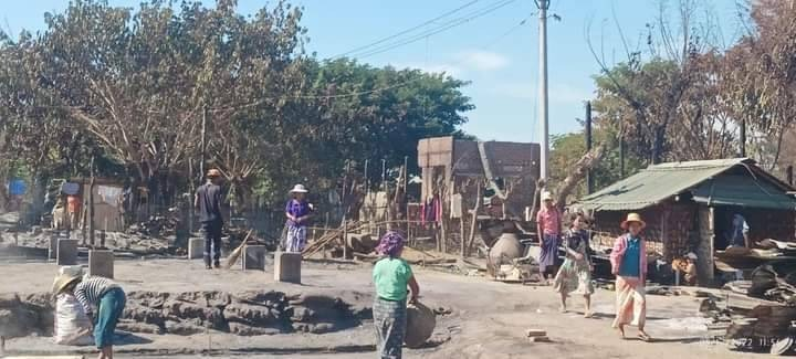 (မီးရှို့ဖျက်ဆီးခံရသော ကျေးရွာတစ်ရွာအား တွေ့ရစဥ်၊ ဓာတ်ပုံ-ဒီပဲယင်းမြို့နယ် ညီနောင်များအဖွဲ့)