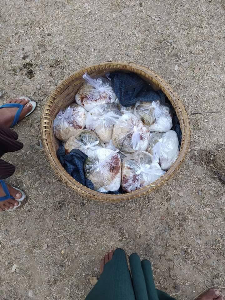 မီးရှို့ခံရသည့်ကျေးရွာများအား လှူဒါန်းပေးနေစဥ်၊ ဓာတ်ပုံ-KURDAF