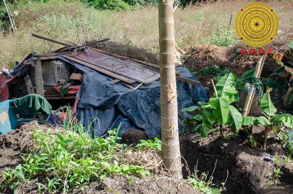 (နယ်မြေရှင်းလင်းရေးလုပ်ဆောင်နေကြသော ကရင်နီတပ်များမှ ရဲဘော်များနှင့် စစ်ကောင်စီတပ်သားများ၏ အသုံးအဆောင်ပစ္စည်းများအား တွေ့ရစဥ်၊ ဓာတ်ပုံ - KNDF)
