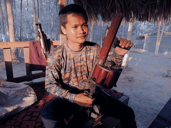 (ကျဆုံးခဲ့​​​​သော PDF တပ်ဖွဲ့ဝင်တစ်ဦးအား တွေ့ရစဥ်၊ ဓာတ်ပုံ-CJ)