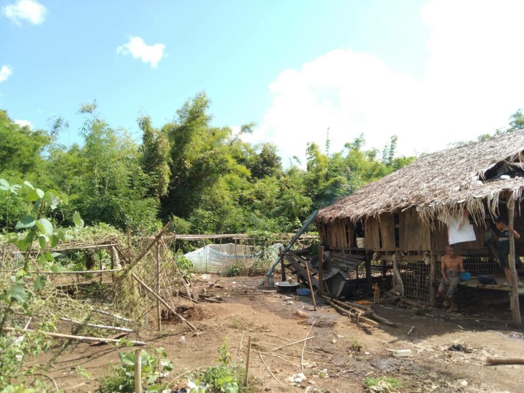 စစ်ကောင်စီတပ် ပစ်ခတ်မှုကြောင့် နေအိမ်များပျက်စီးနေစဥ်၊ ဓာတ်ပုံ - KNU
