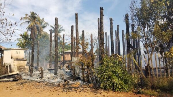 ထီးချိုင့်နယ် ပေါက်ကုန်းရွာအား စစ်ကောင်စီတပ် မီးရှို့ဖျက်ဆီးသွားစဉ်၊ ဓာတ်ပုံ - TR