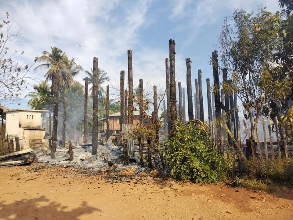 ထီးချိုင့်နယ် ပေါက်ကုန်းရွာအား စစ်ကောင်စီတပ် မီးရှို့ဖျက်ဆီးသွားစဉ်၊ ဓာတ်ပုံ - TR