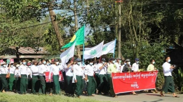 (စစ်တပ်အာဏာသိမ်းမှု ဆန့်ကျင်ကန့်ကွက်ဆန္ဒပြနေသော ခရမ်းမြို့နယ်မှ ပညာရေးဝန်ထမ်းများအား ၂၀၂၁ ဖေဖော်ဝါရီလက တွေ့ရစဥ်)