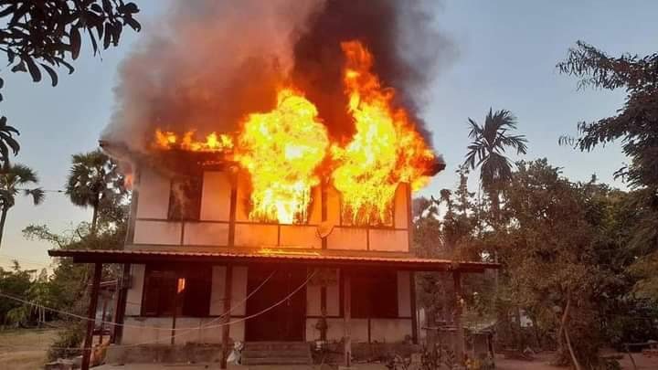 ဓာတ်ပုံ-တန့်ဆည်မြို့နယ် ပေချောင်ရွာ မီးရှို့ဖျက်ဆီးခံခဲ့ရစဥ်၊ ဓာတ်ပုံ-kadumaplatform