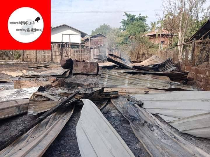 (မီးလောင်ကျွမ်းပျက်စီးခဲ့သော ထန်းဇင်ကျေးရွာအားတွေ့ရစဥ်။ ။ဓါတ်ပုံ-ဆားလင်းကြီးသတင်းမှန်ပြန်ကြားရေး)