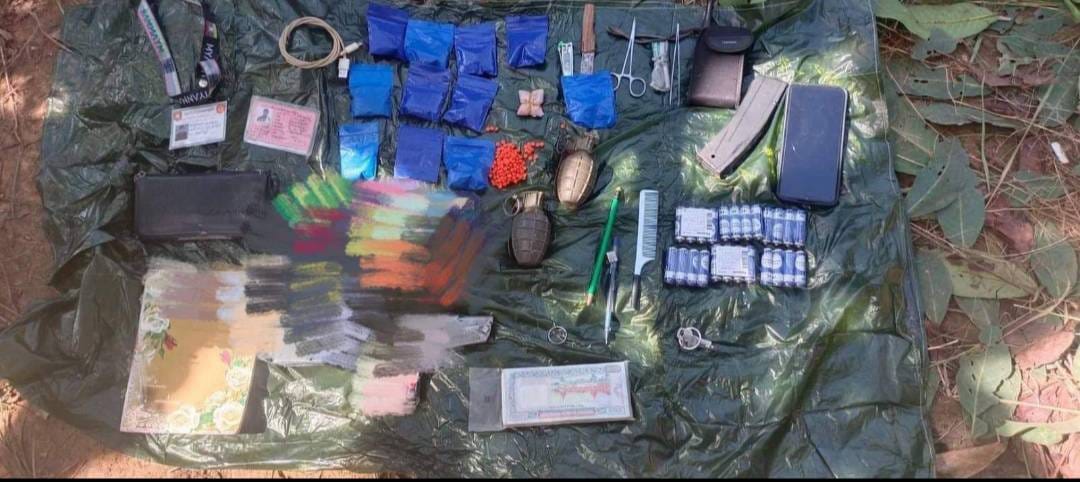 (စစ်​ကောင်စီတပ်အတွက် ရိက္ခာပို့​ပေး​သောBGF ကား​ပေါ်မှဖမ်းဆီးရမိ​သောမူးယစ်​ဆေးဝါးအပါအဝင်ပစ္စည်းမျိုးစုံ။ ဓါတ်ပုံ-CJ)