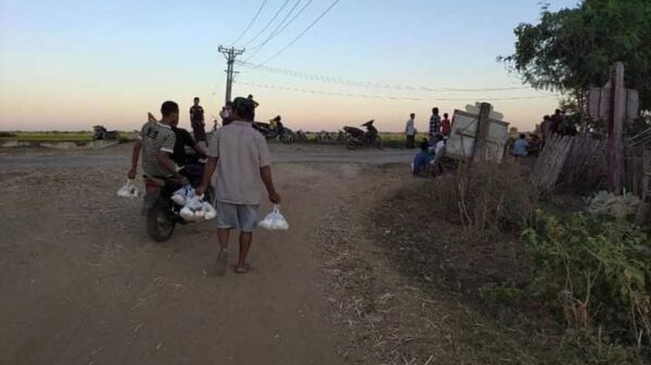 မီးရှို့ခံရသည့်ကျေးရွာများအား လှူဒါန်းပေးနေစဥ်၊ ဓာတ်ပုံ-KURDAF