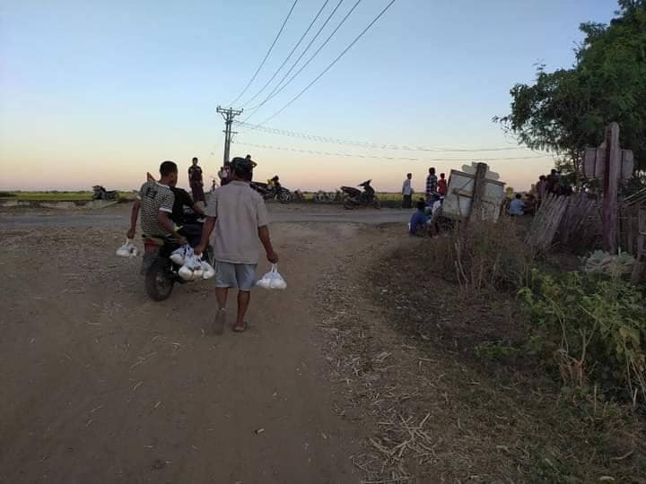 မီးရှို့ခံရသည့်ကျေးရွာများအား လှူဒါန်းပေးနေစဥ်၊ ဓာတ်ပုံ-KURDAF