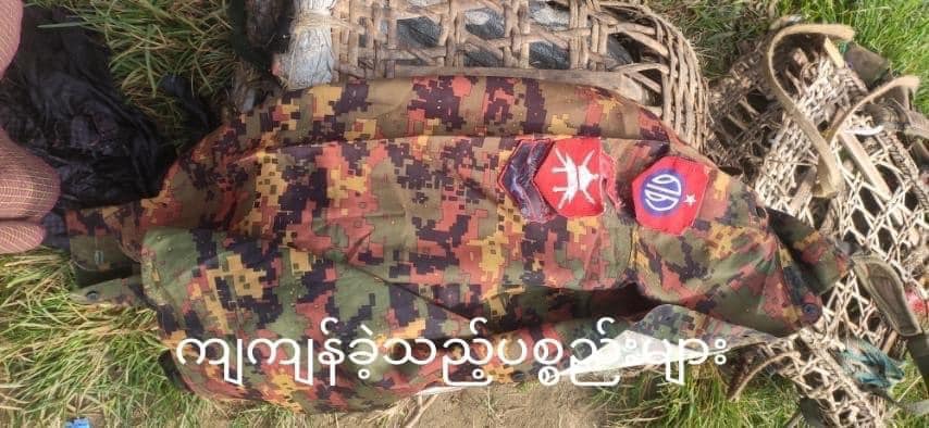 (စစ်ကောင်စီတပ် မီးရှို့ဖျက်ဆီးခဲ့သော နေအိမ်များနှင့် ၎င်းတို့ကျန်ခဲ့သော အသုံးအဆောင်များအား တွေ့ရစဥ်၊ ထီးချိုင့်(ပအဖ)