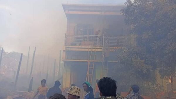 ရွှေဘုံသာရွာရှိ မီးရှို့ဖျက်ဆီးခံခဲ့ရသည့်နေအိမ်များအား PDF ရဲဘော်များက မီးငြှိမ်းသတ်ပေးနေစဉ်၊ ဓာတ်ပုံ-ကိုတိုက်ဂါး(MUA)
