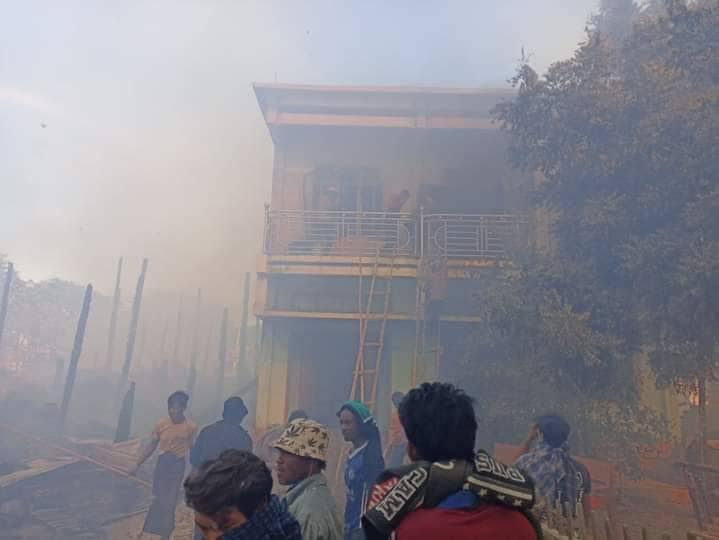 ရွှေဘုံသာရွာရှိ မီးရှို့ဖျက်ဆီးခံခဲ့ရသည့်နေအိမ်များအား PDF ရဲဘော်များက မီးငြှိမ်းသတ်ပေးနေစဉ်၊ ဓာတ်ပုံ-ကိုတိုက်ဂါး(MUA)