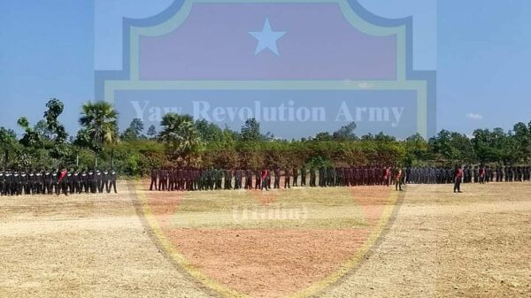 (​ယော​တော်လှန်​ရေးစစ်​ကြောင်းမှတပ်ဖွဲ့ဝင်များ။ဓါတ်ပုံ-YRA(ထီးလင်း) )