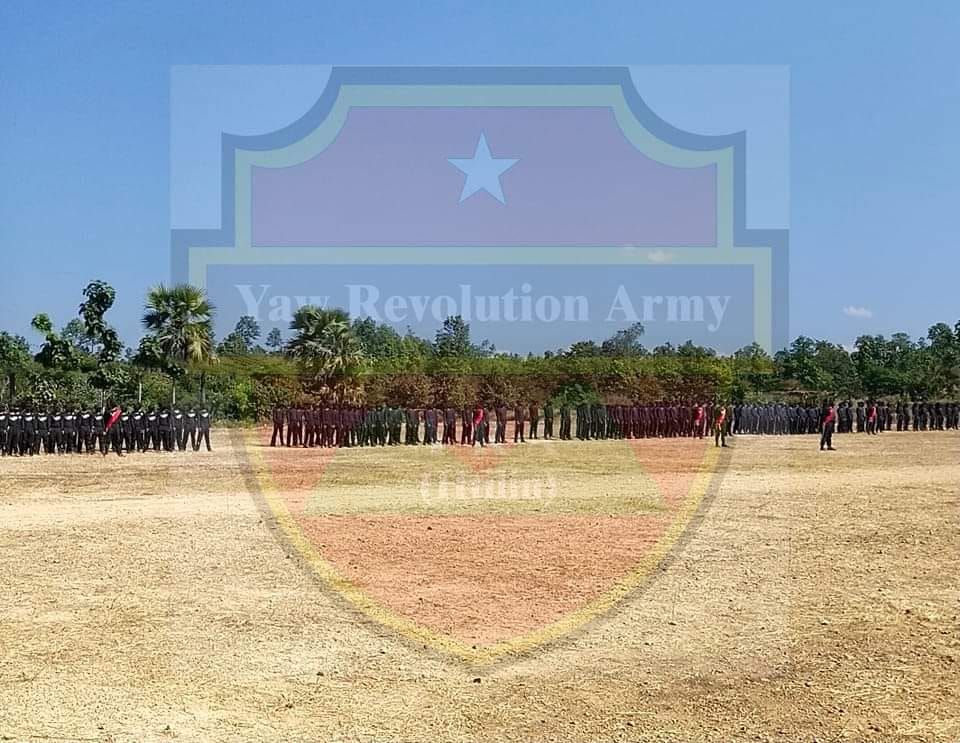 (​ယော​တော်လှန်​ရေးစစ်​ကြောင်းမှတပ်ဖွဲ့ဝင်များ။ဓါတ်ပုံ-YRA(ထီးလင်း) )