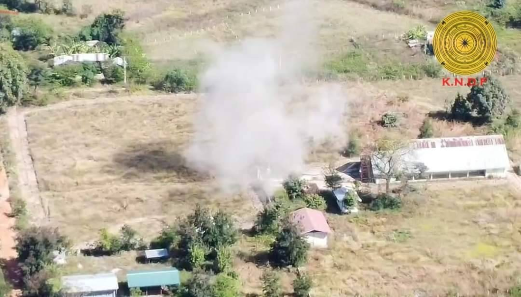 (အထိနာနေသည့် အကြမ်းဖက်စစ်ကောင်စီတပ်က ကျေးရွာများသို့ လက်နက်ကြီးပစ်ခတ်မှုနှင့် မီးရှို့ခဲ့သည်ကို တွေ့ရစဥ်၊ ဓာတ်ပုံ - KNDF)