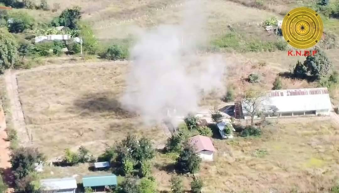 (အထိနာနေသည့် အကြမ်းဖက်စစ်ကောင်စီတပ်က ကျေးရွာများသို့ လက်နက်ကြီးပစ်ခတ်မှုနှင့် မီးရှို့ခဲ့သည်ကို တွေ့ရစဥ်၊ ဓာတ်ပုံ - KNDF)