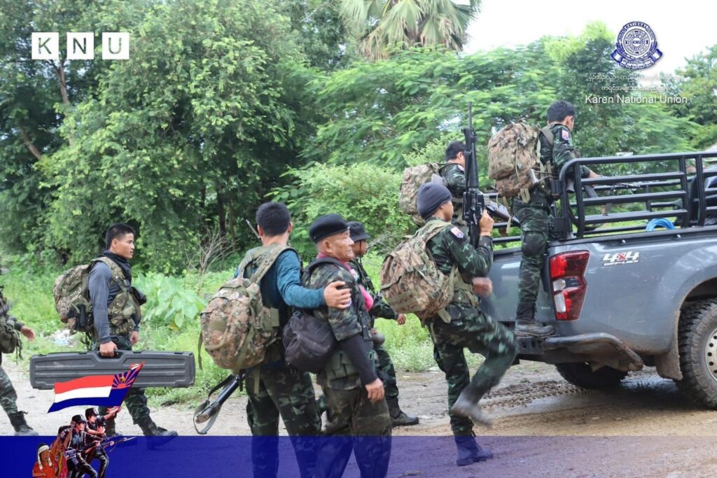 KNU တပ်သားများအား တွေ့ရစဉ်၊ ဓာတ်ပုံ - KNU