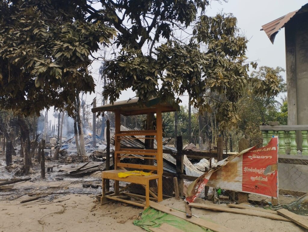 စစ်ကောင်စီတပ်က လေသာရွာရှိ နေအိမ်များအား မီးရှို့ဖျက်ဆီးပြီးနောက် တွေ့ရစဉ်၊ ဓာတ်ပုံ - TR