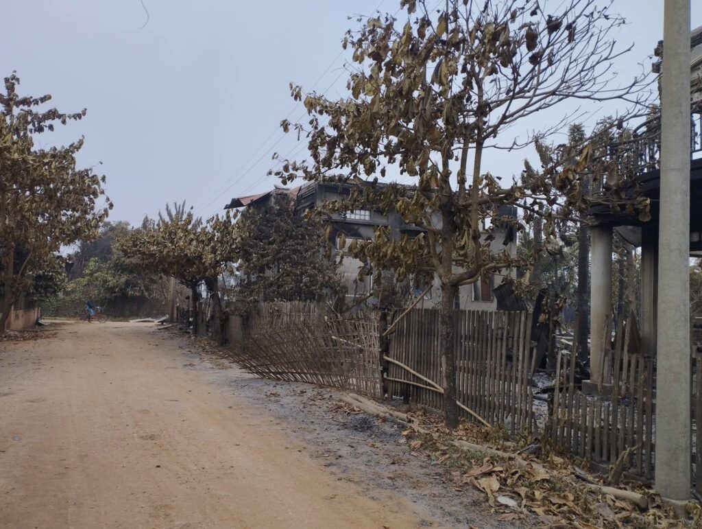 စစ်ကောင်စီတပ်က လေသာရွာရှိ နေအိမ်များအား မီးရှို့ဖျက်ဆီးပြီးနောက် တွေ့ရစဉ်၊ ဓာတ်ပုံ - TR