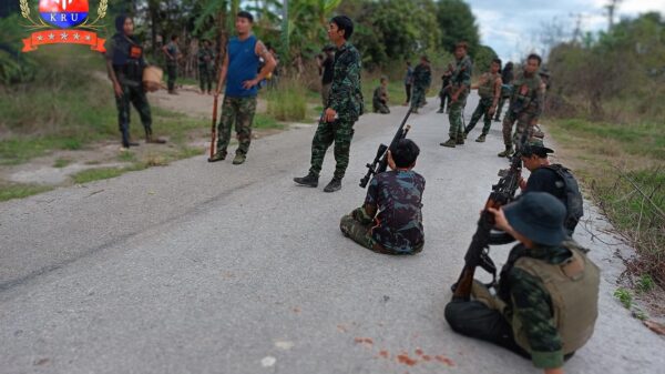 (KRU မှ ရဲဘော်များအား တွေ့ရစဉ်)