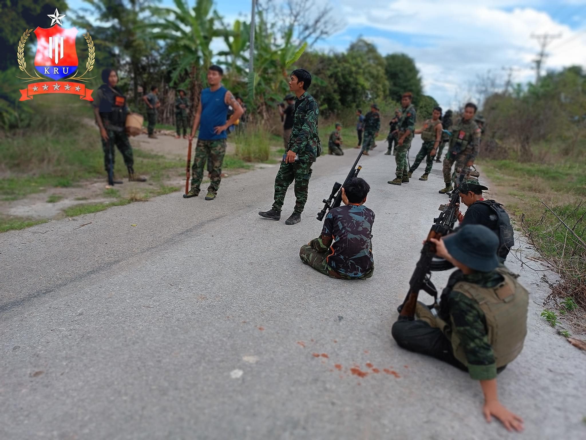 (KRU မှ ရဲဘော်များအား တွေ့ရစဉ်)