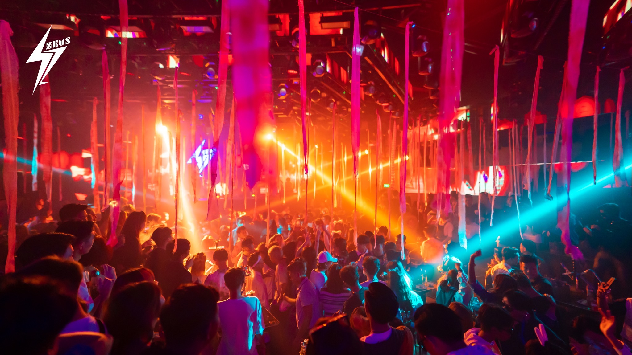 (Zeus Club၌ ပျော်ပါးနေကြသူများအား တွေ့ရစဥ်၊ ဓာတ်ပုံ - Zeus Club)