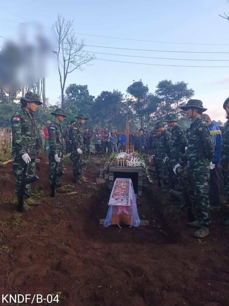 (ရဲဘော် ဂျေရိုမ်း၏ စျာပနအခမ်းအနားပြုလုပ်နေစဥ်၊ဓာတ်ပုံ- KNDF)