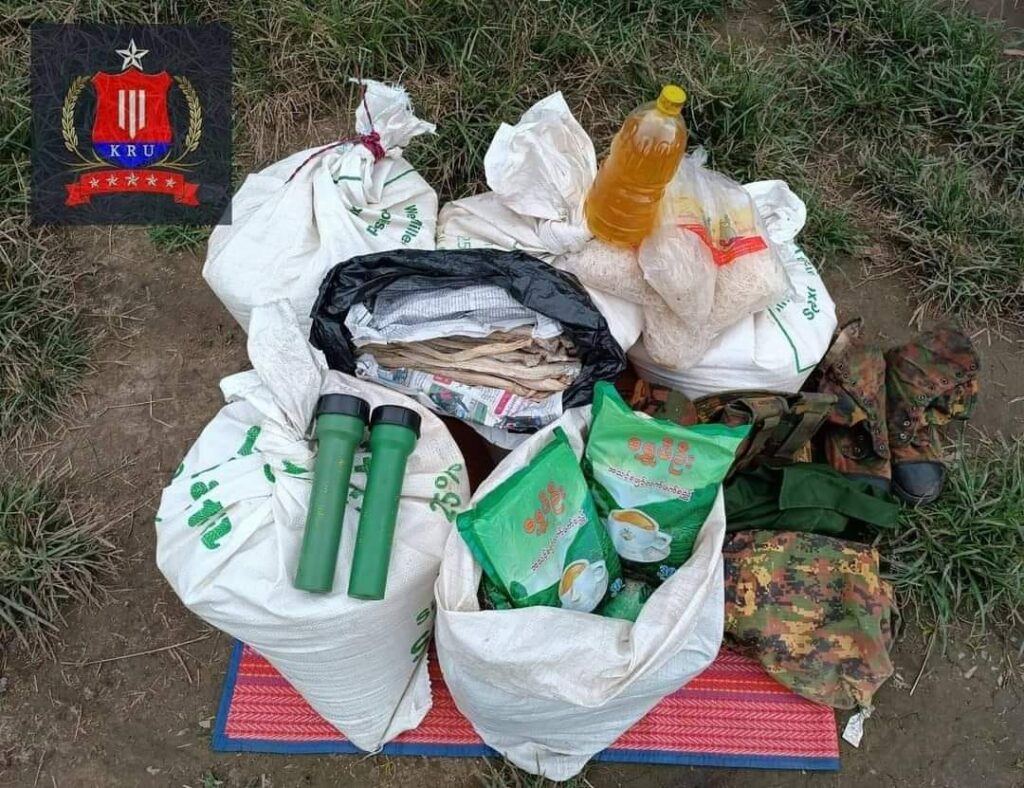 စစ်ကောင်စီတပ်ထံမှ ကရင်နီတော်လှန်ရေးတပ်ပေါင်းစု(KRU) သိမ်းဆည်းရမိသော ပစ္စည်းအချို့ ။ ဓါတ်ပုံ-KRU