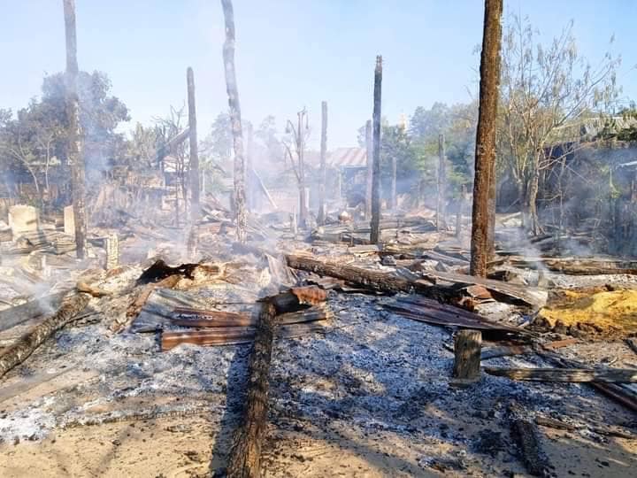 ဇီးဖြူကုန်းနှင့် လျှော်ဖြူကုန်းရွာများမီးရှို့ဖျက်ဆီးခံခဲ့ရစဥ်၊ ဓာတ်ပုံ- Kawlin Revolution KR