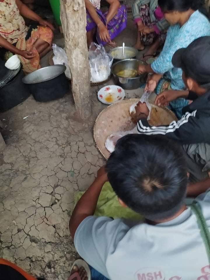 မီးရှို့ခံရသည့်ကျေးရွာများအား လှူဒါန်းပေးနေစဥ်၊ ဓာတ်ပုံ-KURDAF