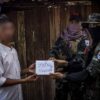 (​သေနတ် ၂ လက်ဖြင့်CDMပြုလုပ်​​သောစစ်သားကို နဂါးနီစစ်​ကြောင်းတပ်ခွဲ (၂) ကNUGကိုယ်စားဂုဏ်ပြု​ငွေ​ပေးအပ်စဥ်။ ဓါတ်ပုံ-နဂါနီစစ်​ကြောင်း)