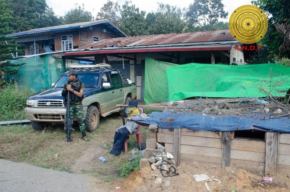 (နယ်မြေရှင်းလင်းရေးလုပ်ဆောင်နေကြသော ကရင်နီတပ်များမှ ရဲဘော်များနှင့် စစ်ကောင်စီတပ်သားများ၏ အသုံးအဆောင်ပစ္စည်းများအား တွေ့ရစဥ်၊ ဓာတ်ပုံ - KNDF)