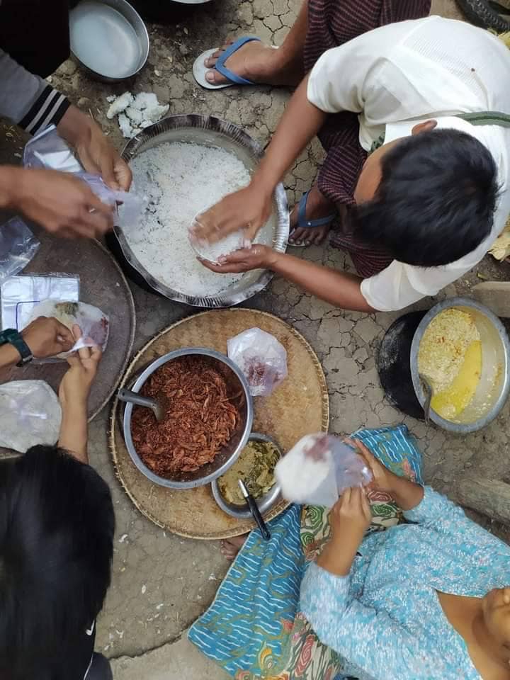 မီးရှို့ခံရသည့်ကျေးရွာများအား လှူဒါန်းပေးနေစဥ်၊ ဓာတ်ပုံ-KURDAF