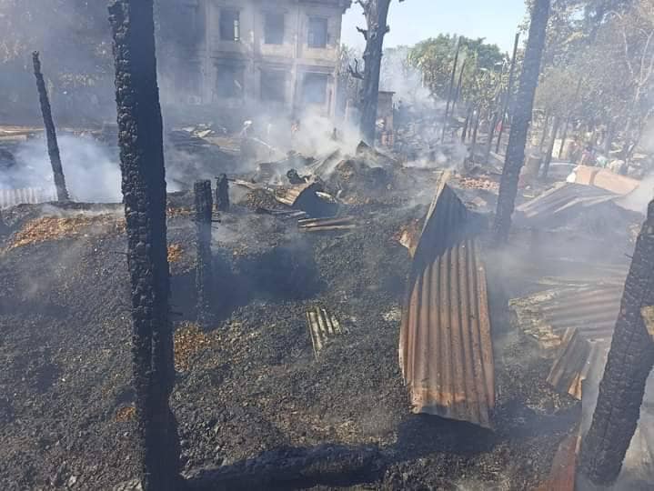 ရွှေဘုံသာရွာရှိ မီးရှို့ဖျက်ဆီးခံခဲ့ရသည့်နေအိမ်များအား PDF ရဲဘော်များက မီးငြှိမ်းသတ်ပေးနေစဉ်၊ ဓာတ်ပုံ-ကိုတိုက်ဂါး(MUA)