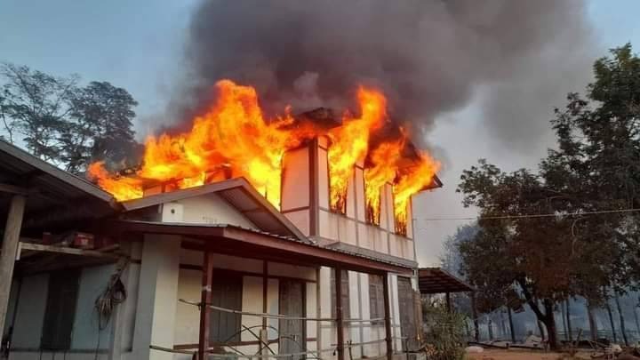 ဓာတ်ပုံ-တန့်ဆည်မြို့နယ် ပေချောင်ရွာ မီးရှို့ဖျက်ဆီးခံခဲ့ရစဥ်၊ ဓာတ်ပုံ-kadumaplatform