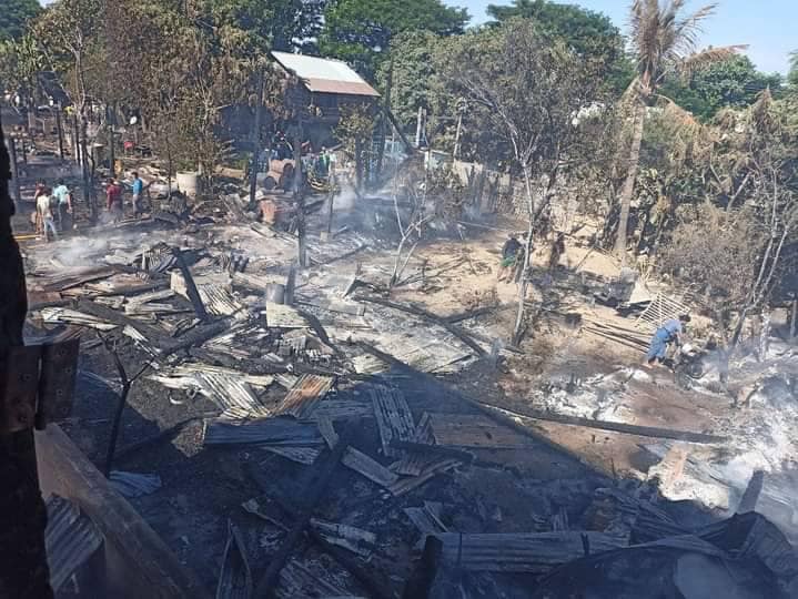 ရွှေဘုံသာရွာရှိ မီးရှို့ဖျက်ဆီးခံခဲ့ရသည့်နေအိမ်များအား PDF ရဲဘော်များက မီးငြှိမ်းသတ်ပေးနေစဉ်၊ ဓာတ်ပုံ-ကိုတိုက်ဂါး(MUA)