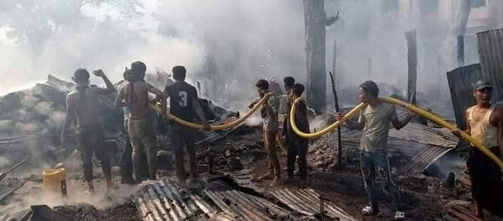 စစ်ကိုင်းတိုင်း၊ မြောင်မြို့နယ် ရွှေဘုံသာရွာရှိ မီးရှို့ဖျက်ဆီးခံခဲ့ရသည့်နေအိမ်များအား PDFများက မီးငြှိမ်းသတ်ပေးနေစဥ်၊ ဓာတ်ပုံ-ကိုတိုက်ဂါး(MUA)