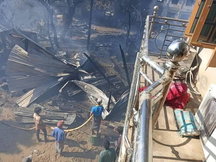 ရွှေဘုံသာရွာရှိ မီးရှို့ဖျက်ဆီးခံခဲ့ရသည့်နေအိမ်များအား PDF ရဲဘော်များက မီးငြှိမ်းသတ်ပေးနေစဉ်၊ ဓာတ်ပုံ-ကိုတိုက်ဂါး(MUA)