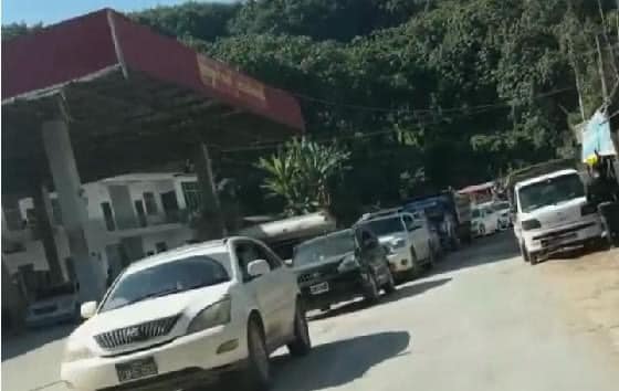 (လောက်ကိုင်ဒေသမှ ပြည်သူအချို့ ထွက်ခွာနေကြသည်ကို တွေ့ရစဥ်။ဓာတ်ပုံ - CJ)