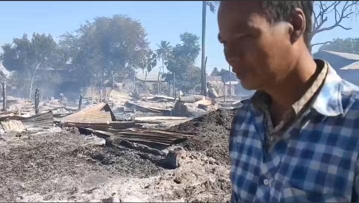 (ရေမိန်တောင်ရွာ မီးရှို့ခံရပြီးနောက် မီးလောင်ပြင်၌ တွေ့ရသော ဒေသခံတစ်ဦး)