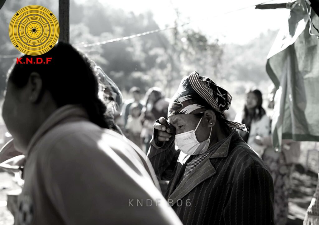 ကျဆုံးခဲ့သော ရဲဘော်သုံးဦး၏ နာရေးပြုလုပ်နေစဥ်၊ ဓာတ်ပုံ - KNDF