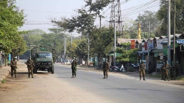 (မကွေးတိုင်း၊ တောင်တွင်းကြီးမြို့တွင် ၂၀၂၁ မတ်လအတွင်းကတွေ့ရသော စစ်ကောင်စီတပ်ဖွဲ့ဝင်များ၊ဓာတ်ပုံ - CJ)